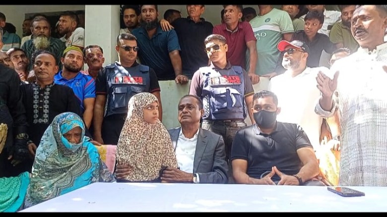নিহত সাংবাদিকের পরিবারের পাশে দাঁড়ালেন সাবেক এমপি এম এ এইচ 