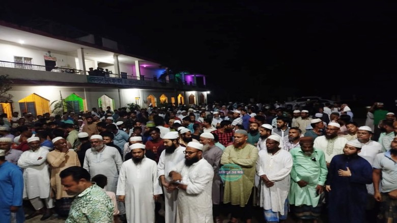 রামগঞ্জে হৃদয়বিদারক দৃশ্য মা-মেয়ের রক্তাক্ত লাশের পর জানাযায়