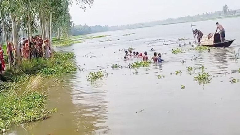 শাপলা ফুল তুলতে গিয়ে নৌকা থেকে পড়ে সাত বছর বয়সের শিশুর মৃত