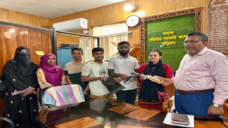 গাছের সুরক্ষায় গ্রীন ভয়েস সদস্যদের হাতে পাঁচ প্রকার সামগ্রী