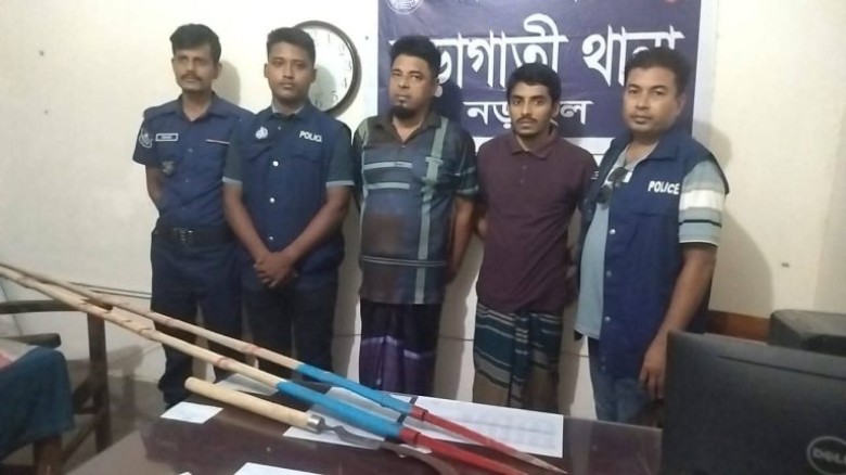নড়াইলের নড়াগাতীর থানার ওসি আশিকুর রহমানের নেতৃত্বে দুইজন গ্র