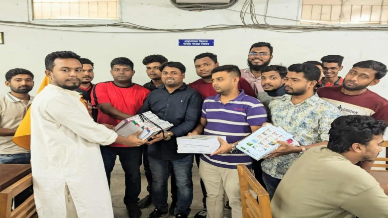 কেন্দ্রীয় গ্রন্থাগারে বই উপহার দিলো জবি ছাত্রদল