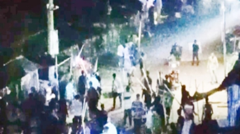 হবিগঞ্জ জেলার ইমামবাড়ি বাজারে রাতের আধারে টর্চ লাইট জ্বালিয়ে