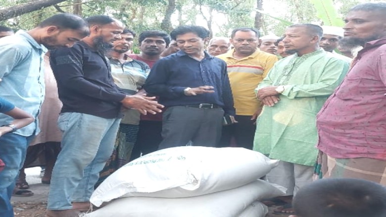 মনপুরায় ইউএনও অফিসের স্টাফদের বাসায় জেলেদের ভিজিএফ চাউল