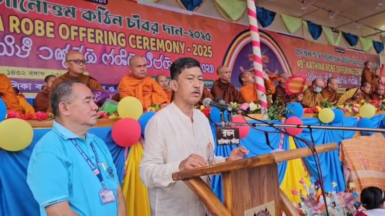 তারেক রহমানের পক্ষে চীবর দান করলেন বিএনপি নেতা দীপেন দেওয়ান