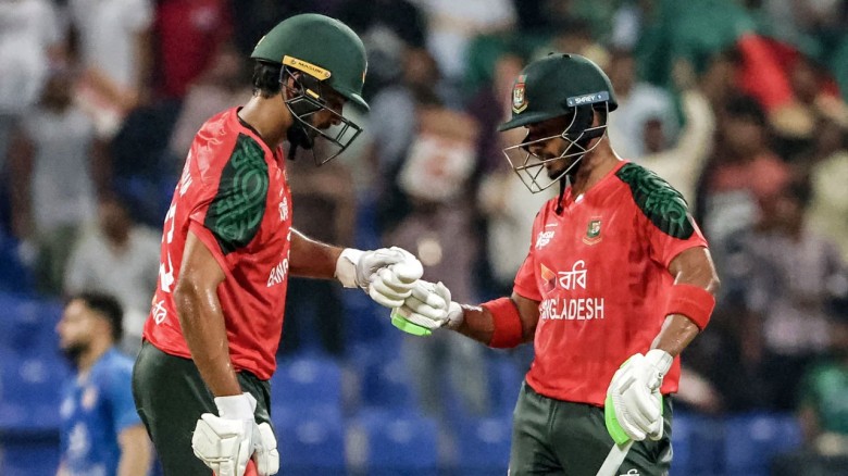 তামিম ঝড়ে রান পাহাড় গড়ল টাইগাররা, লড়াইয়ে ফেরার আশা বাংলাদেশে