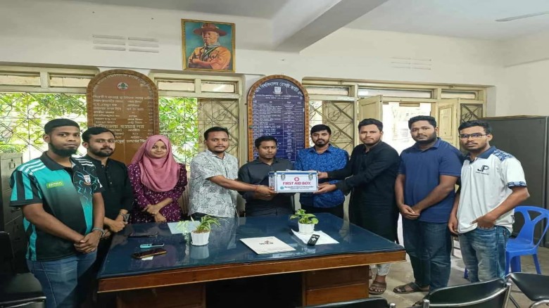 রোভার স্কাউটকে ফার্স্ট এইড বক্স উপহার দিল জবি ছাত্রশিবির