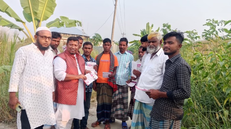 চাঁদপুরে ধানের শীষে ভোট চেয়ে স্বেচ্ছাসেবক দলের লিফলেট বিতরণ