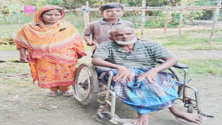 পঙ্গু আর অন্ধ মা বাবার দায়িত্ব পালন করছে ১১ বছরের "রহমতউল্যা