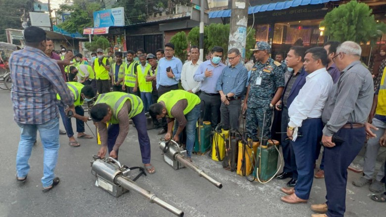 মশা নিধনে চট্টগ্রাম মেডিকেল কলেজ হাসপাতালের চসিকের বিশেষ ক্র