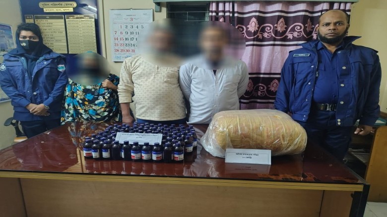 খুলনায় ৯২ বোতল নিষিদ্ধ  ESKUF সিরাপ ও ১০ কেজি গাঁজাসহ ৩ জনকে